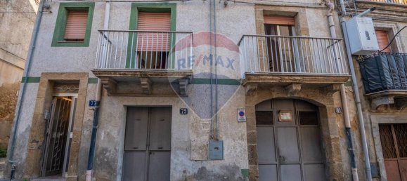 3 bedrooms House in Caltagirone, Italy No. 145421 3