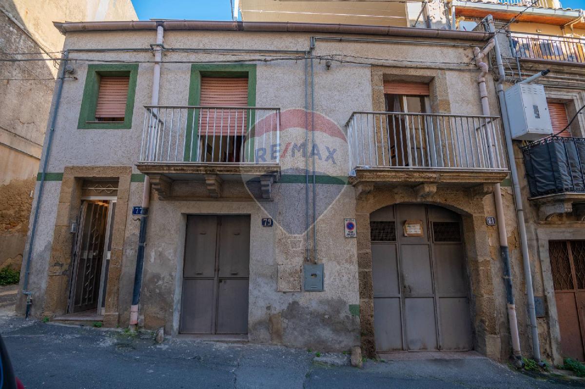 3 bedrooms House in Caltagirone, Italy No. 145421