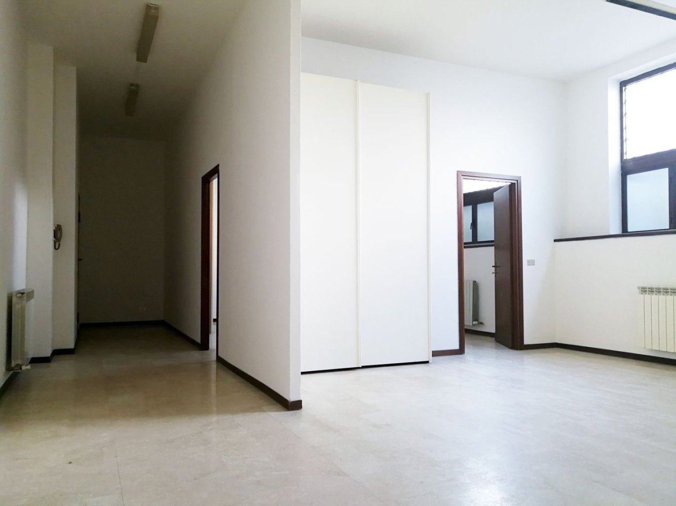 87m² Office in Monza, Italy No. 383944