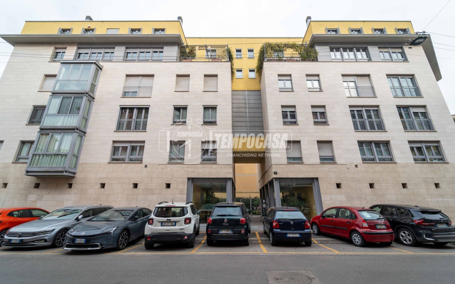 Гараж с 1 комнатой в Милан, Италия № 243636