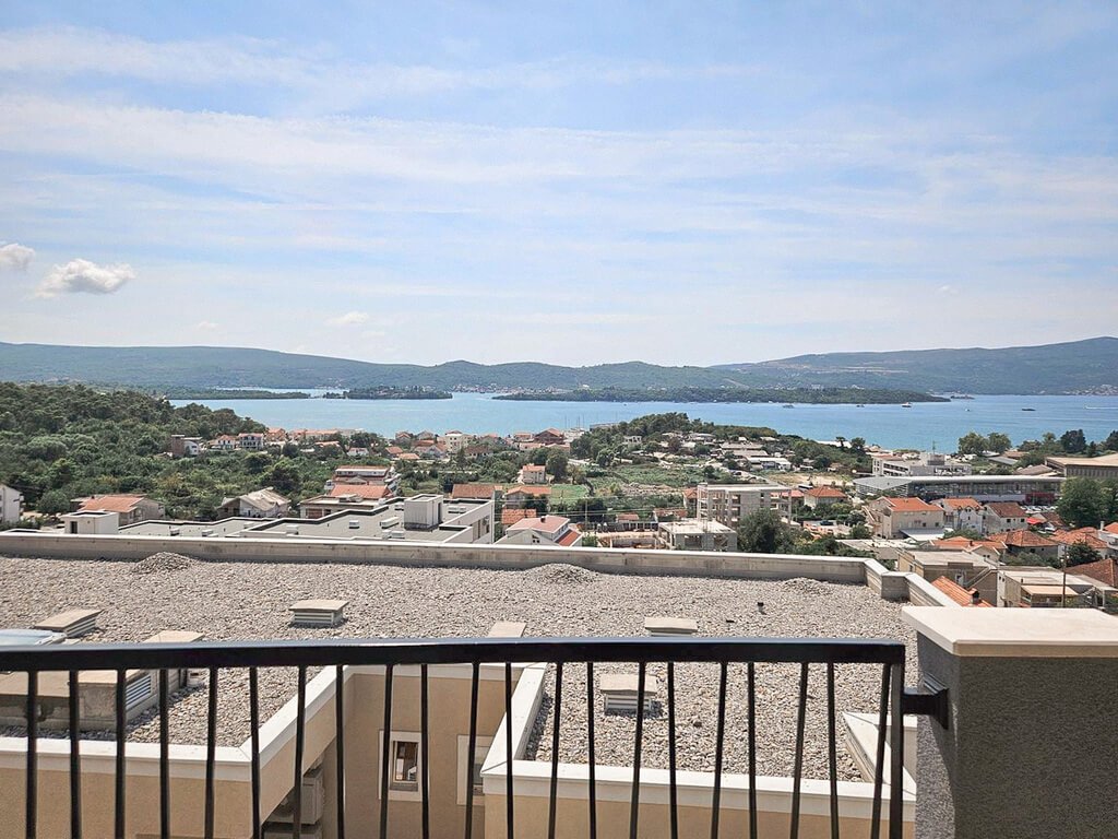 2 bedrooms Apartment in Tivat, Montenegro No. 2021