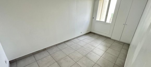 2 bedrooms Apartment in Evry, France No. 174081 3