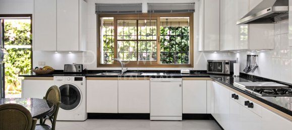 5 bedrooms Villa in Marbella, Spain No. 115001 32