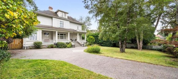 7 bedrooms House in British Columbia, Canada No. 1049 2