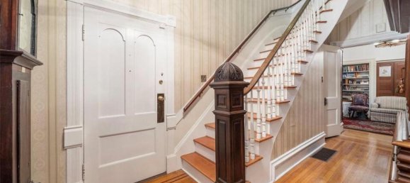 7 bedrooms House in British Columbia, Canada No. 1049 5