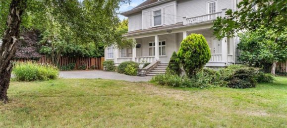 7 bedrooms House in British Columbia, Canada No. 1049 3