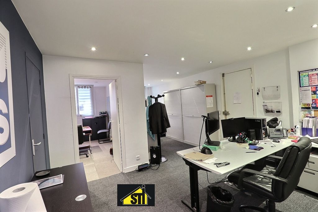 85m² Office in Paris, France No. 172090