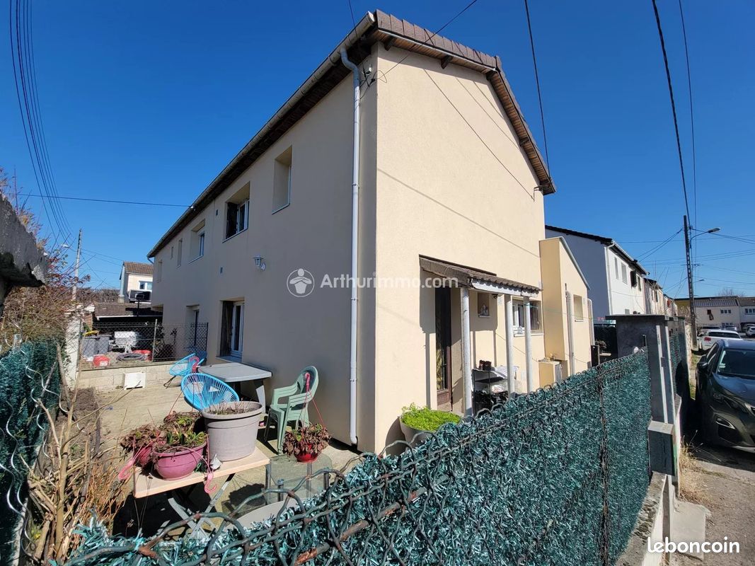 Casa de 3 dormitorios en Arnouville, France No. 169874