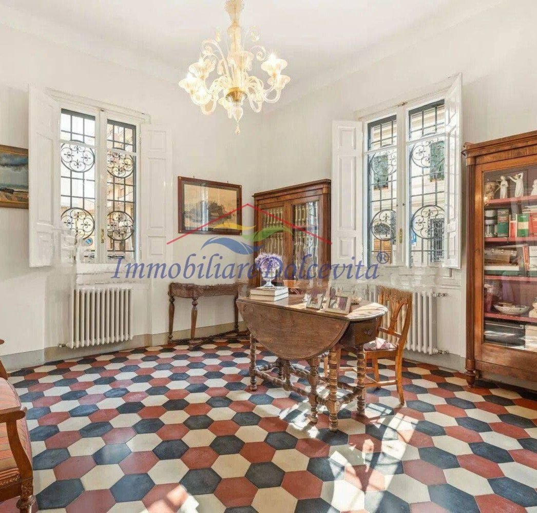 13 bedrooms House in Florence, Italy No. 379049