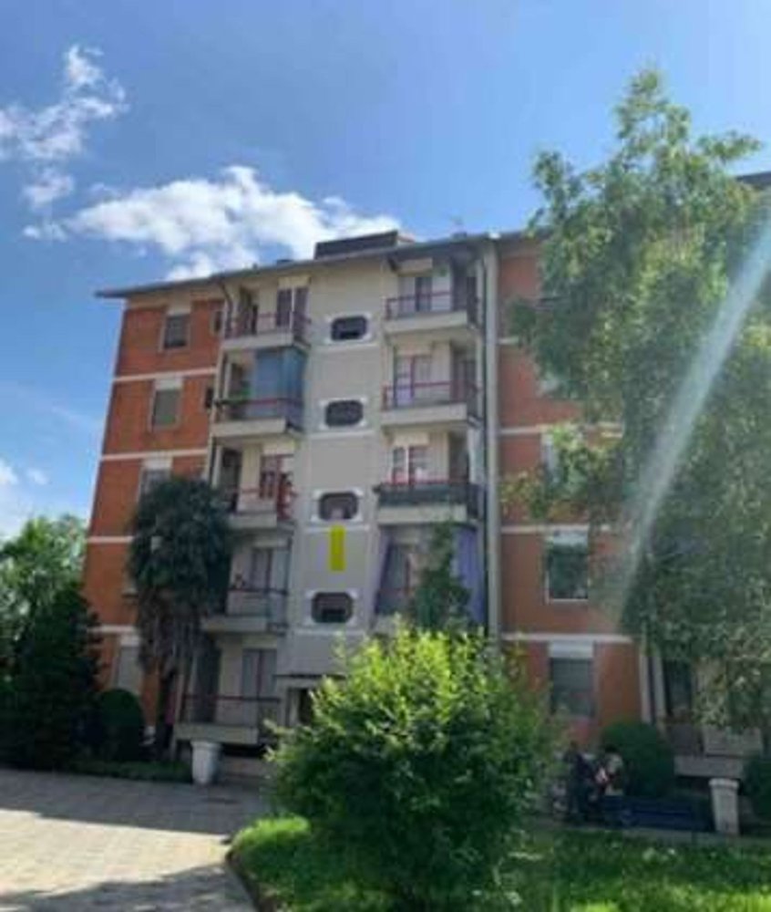 Apartamento de 4 habitaciónes en Limbiate, Italy No. 260030
