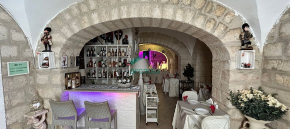 300m² Commercial property in Bari, Italy No. 288654 11
