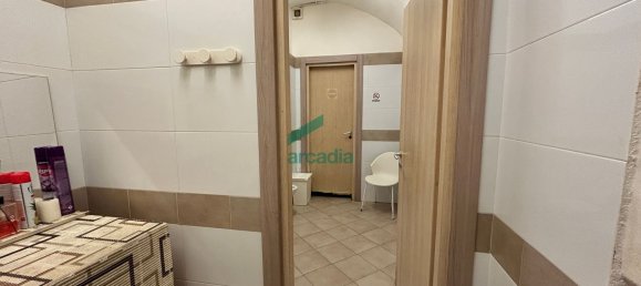300m² Commercial property in Bari, Italy No. 288654 13