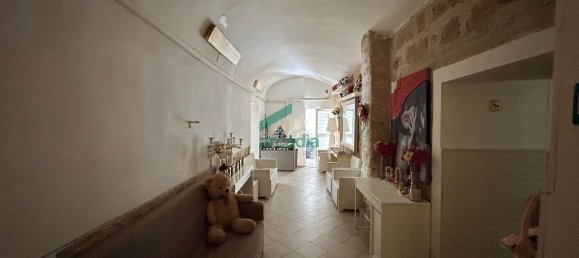 300m² Commercial property in Bari, Italy No. 288654 14