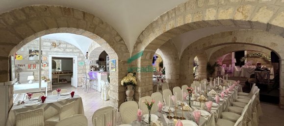 300m² Commercial property in Bari, Italy No. 288654 8