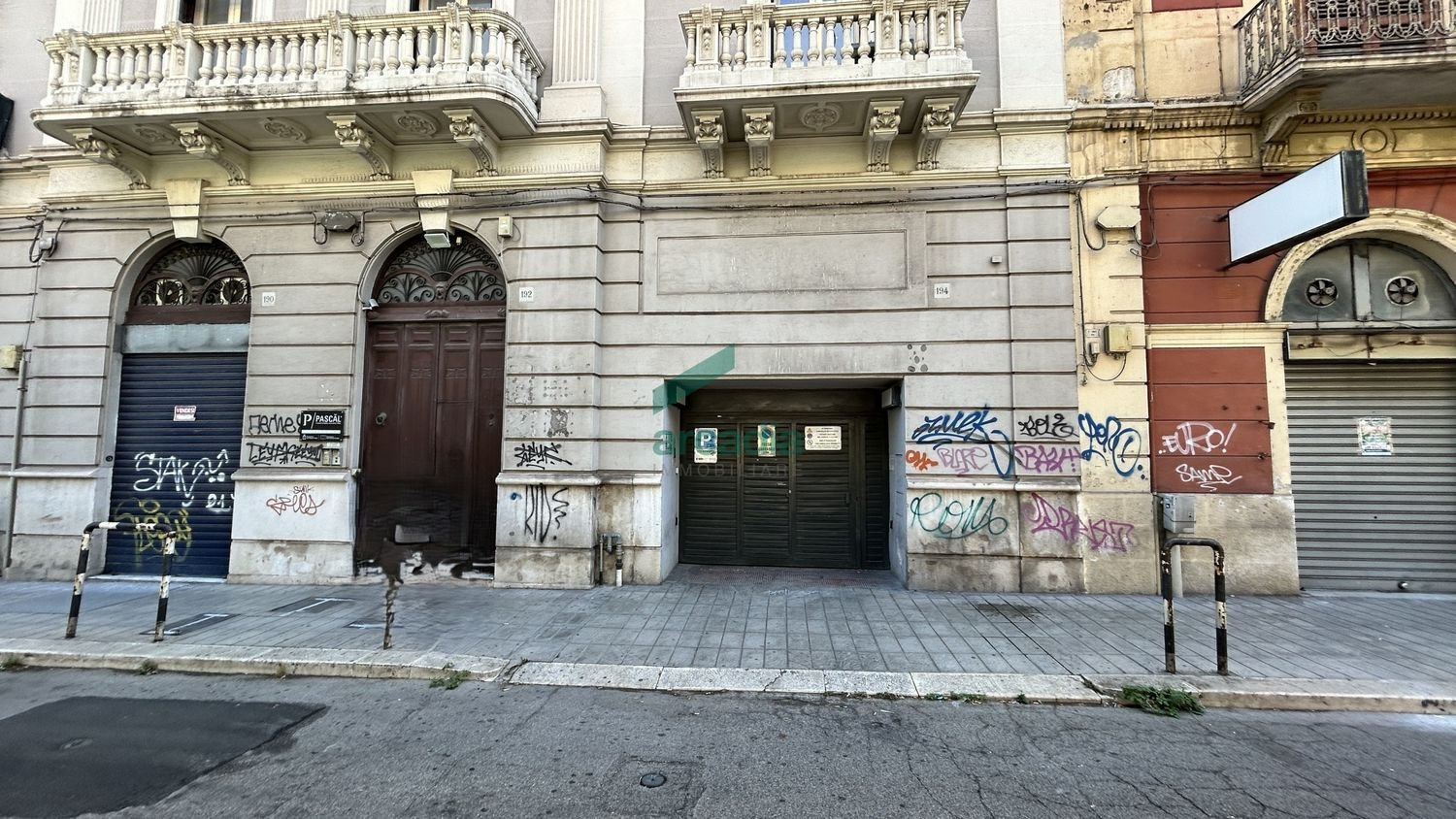 300m² Commercial property in Bari, Italy No. 288654