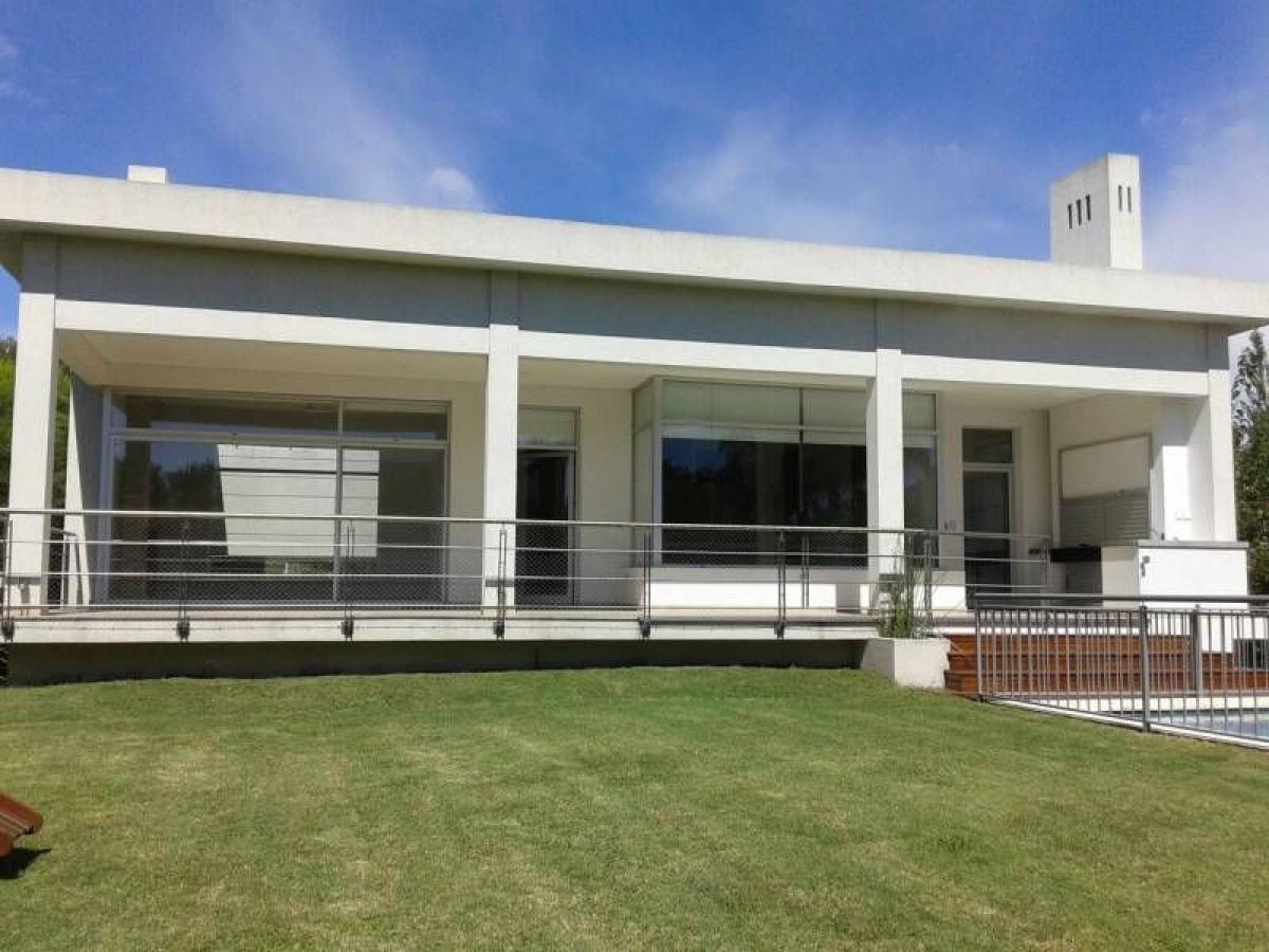 4 bedrooms House in Berazategui, Argentina No. 101525