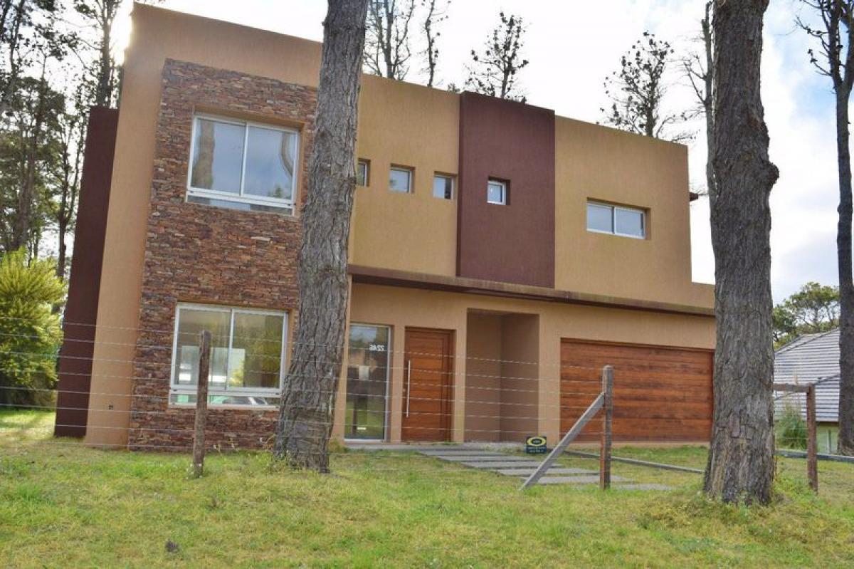 3 bedrooms House in Mar del Plata, Argentina No. 70193