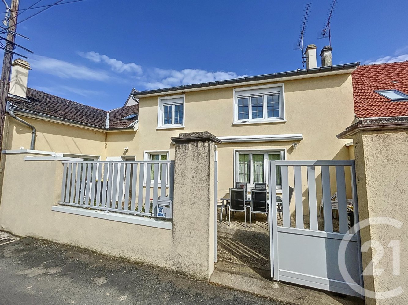 5 bedrooms House in Moussy, France No. 266822