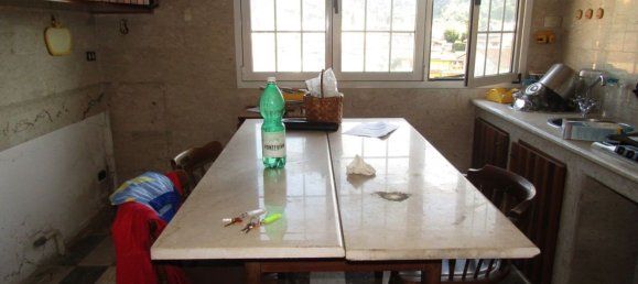 5 rooms Apartment in Carrara, Italy No. 27331 2