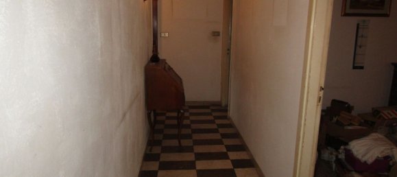 5 rooms Apartment in Carrara, Italy No. 27331 4