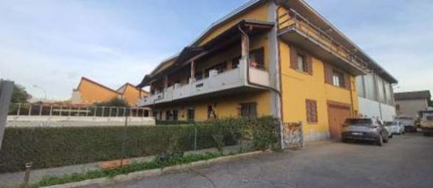 4 rooms House in Arcisate, Italy No. 8431