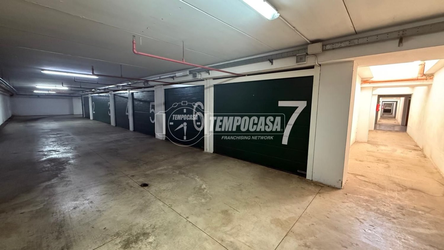 1 room Garage in Naples, Italy No. 274465