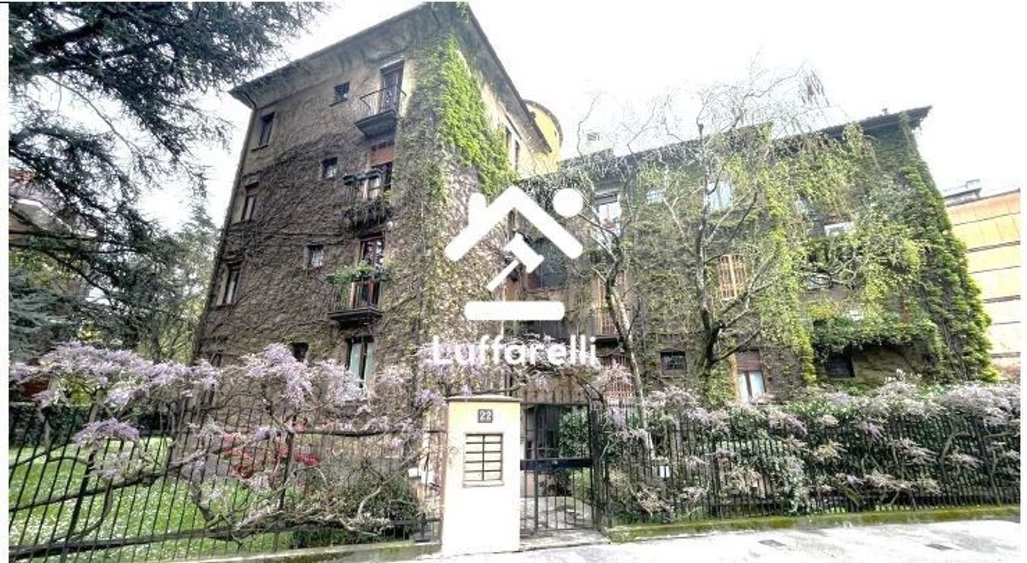7 rooms Apartment in Milan, Italy No. 245005