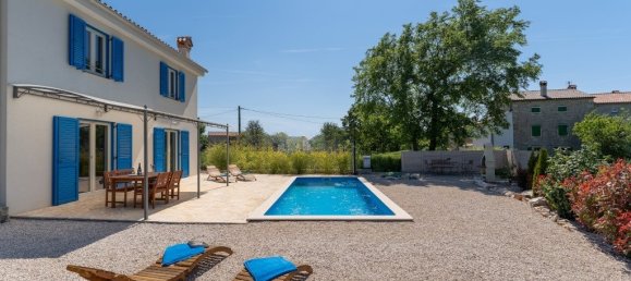 2 bedrooms House in Porec, Croatia No. 202 3