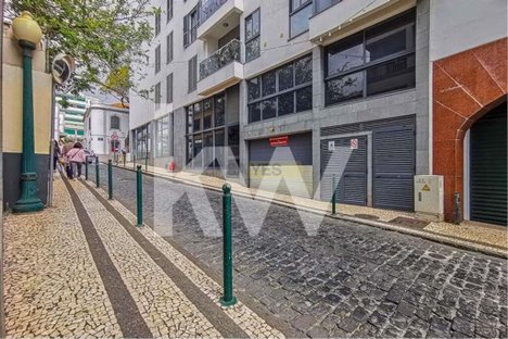 131m² Commercial property in Funchal, Portugal No. 82718