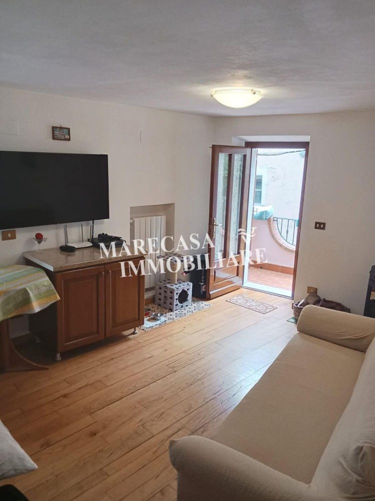 4 rooms House in Carrara, Italy No. 45925