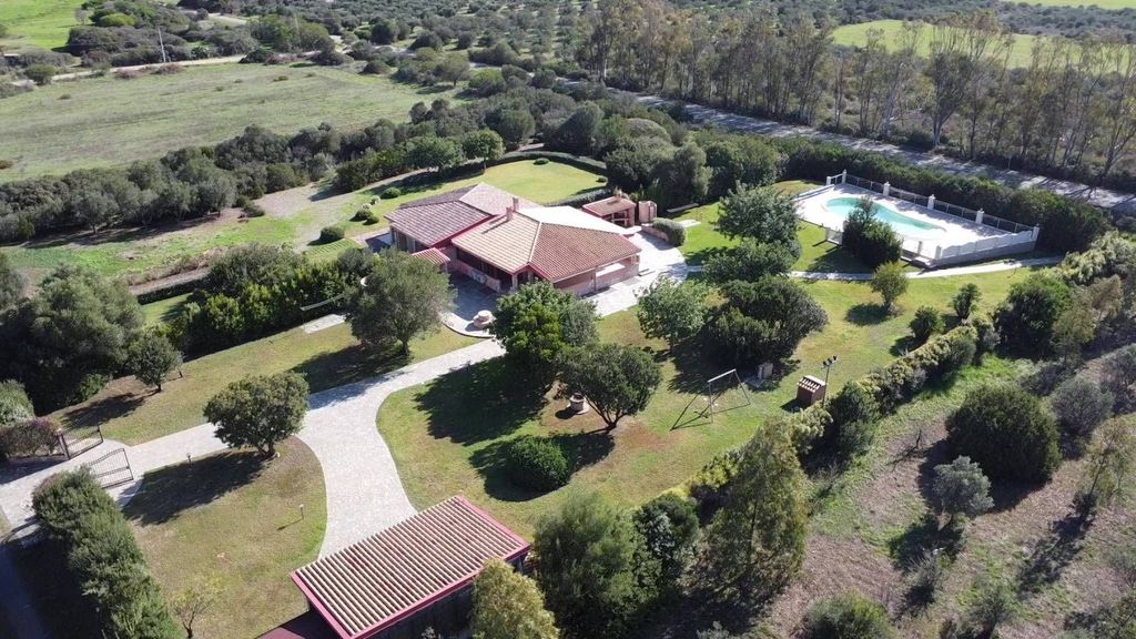 6 bedrooms Villa in Sardinia, Italy No. 248001