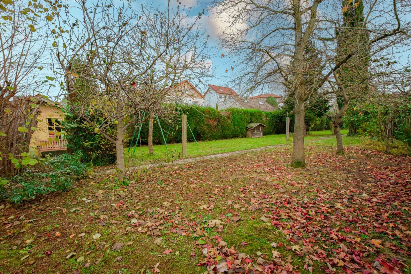 784m² Land in Suresnes, France No. 125496