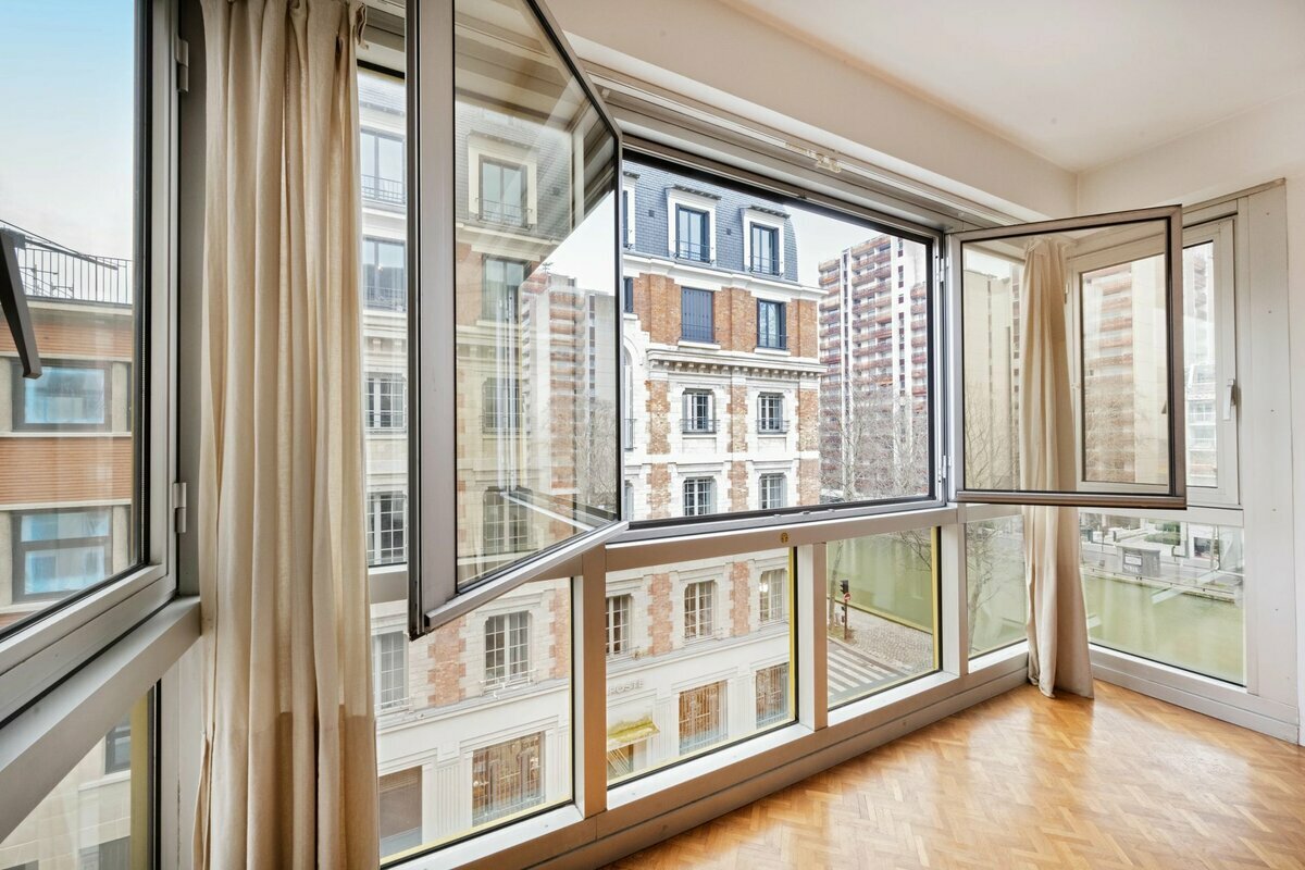 3 bedrooms Apartment in Paris, France No. 137089