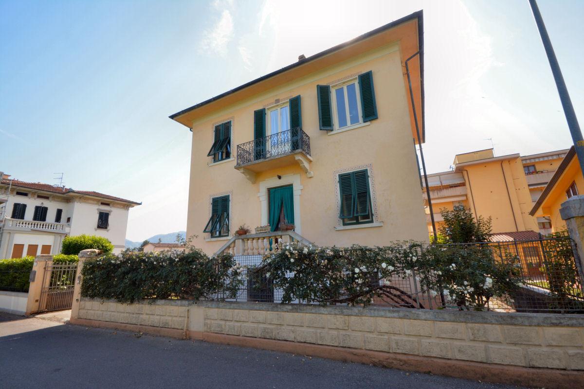 6 rooms Villa in Lucca, Italy No. 72524