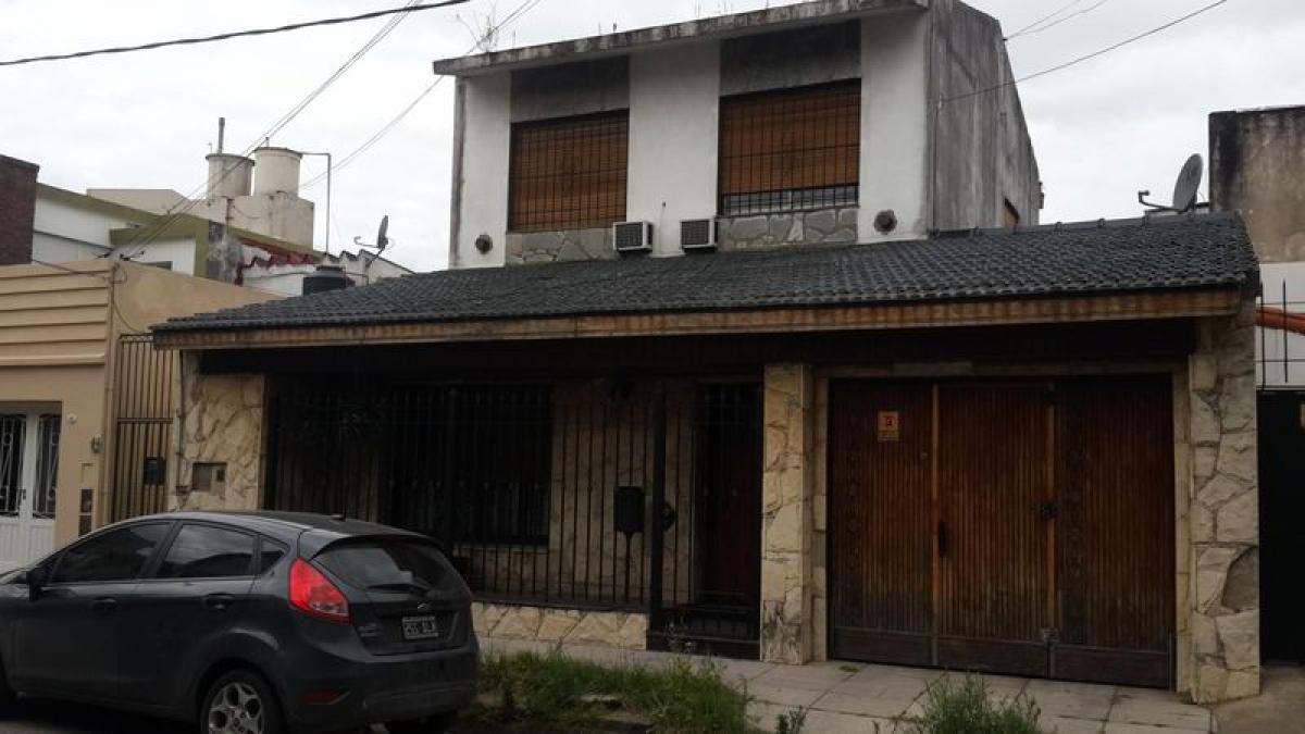 3 bedrooms House in Lanus, Argentina No. 10431