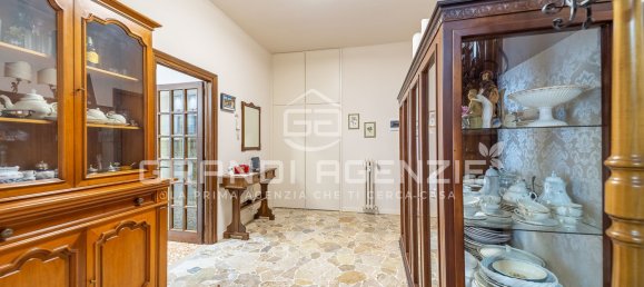 4 bedrooms Apartment in Parma, Italy No. 330186 3