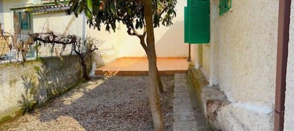 Дом с 3 комнатами в Фьюмичино, Италия № 94651 5