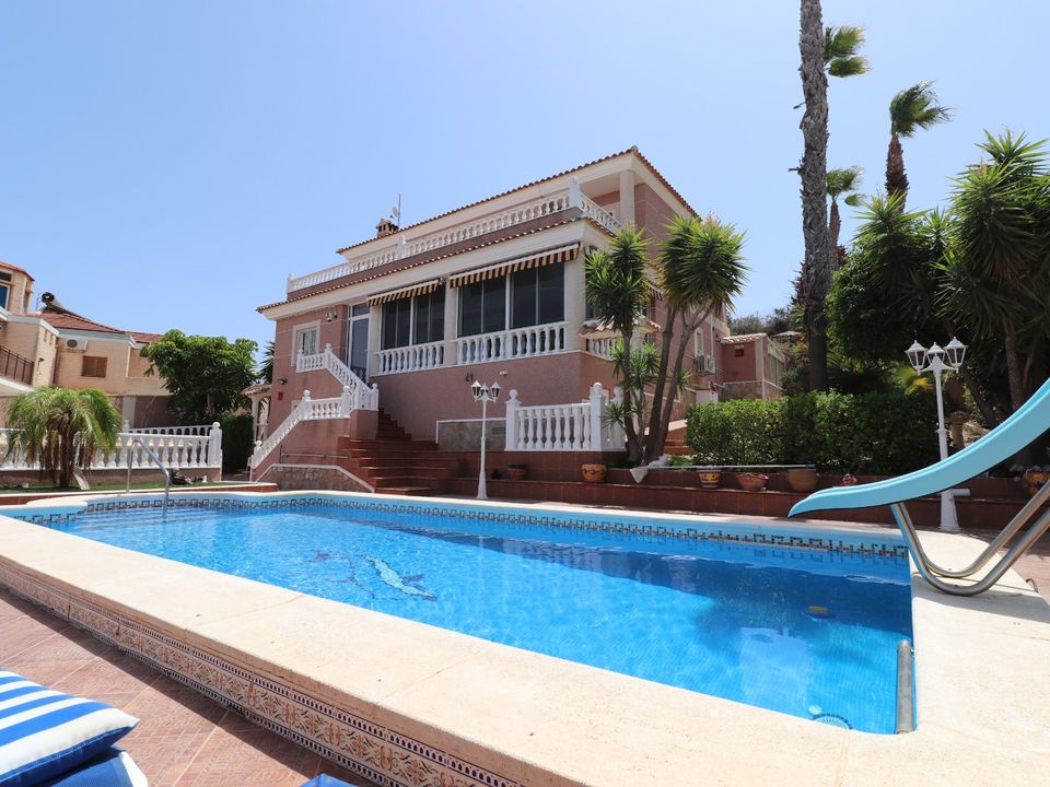 4 bedrooms Villa in Algorfa, Spain No. 223030