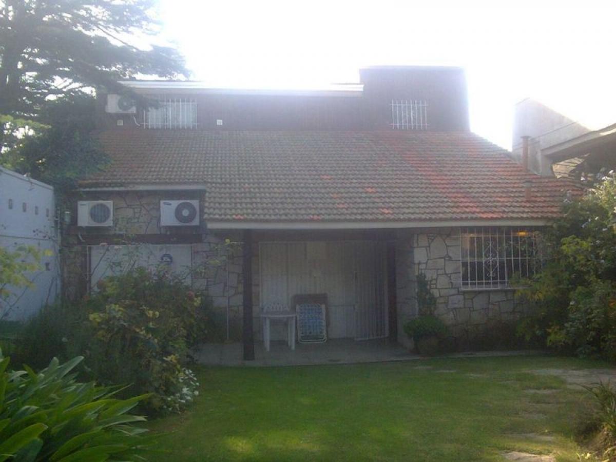 4 bedrooms House in Mar del Plata, Argentina No. 101998