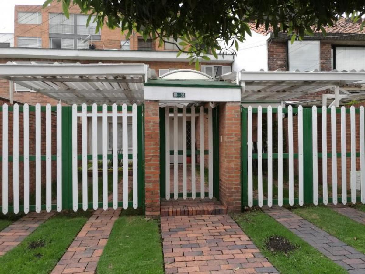 Casa de 4 dormitorios en Bogotá, Colombia No. 13780