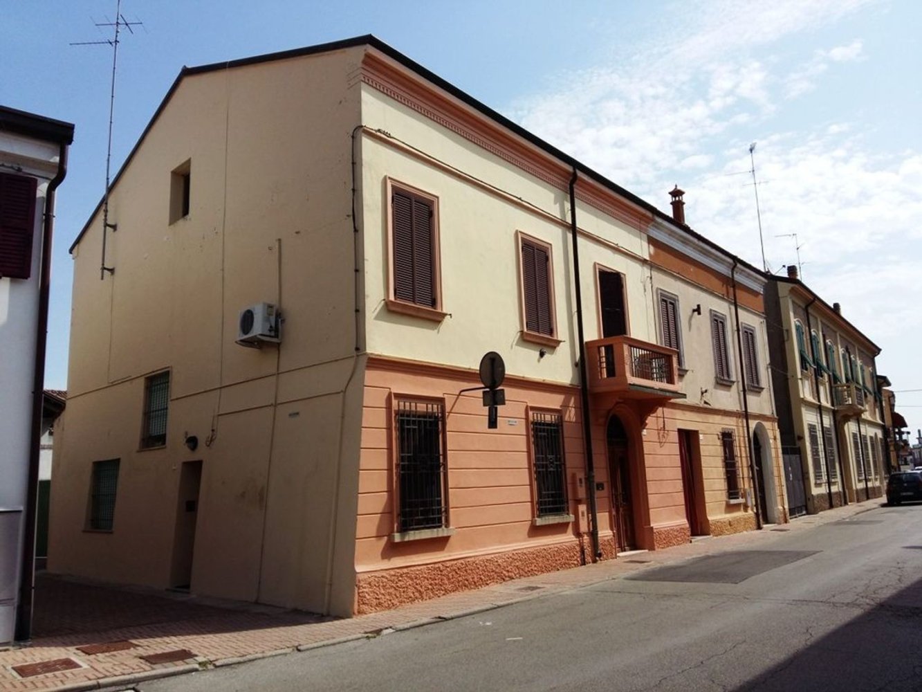 8 rooms House in Codigoro, Italy No. 15163