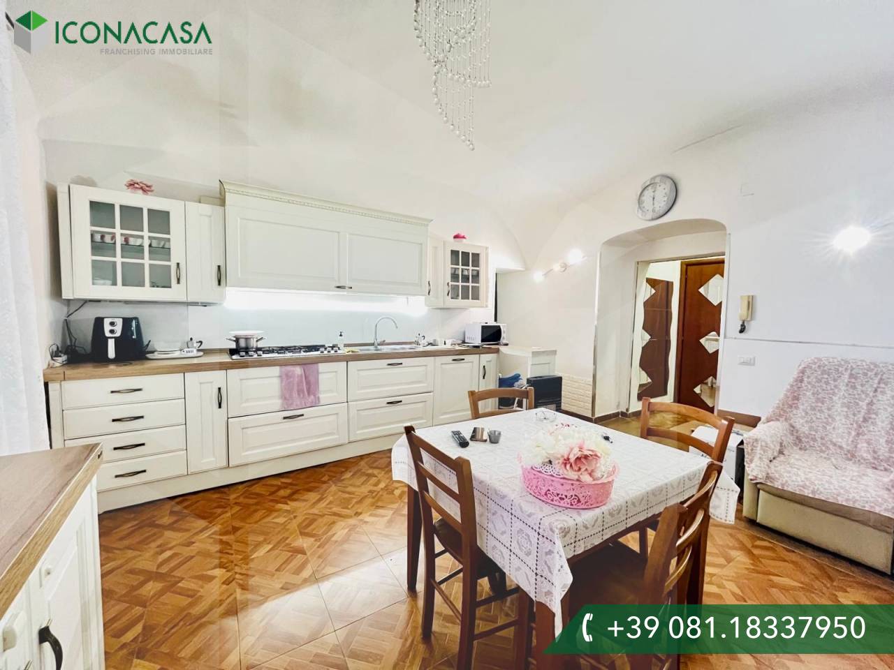 4 rooms Apartment in Naples, Italy No. 32623