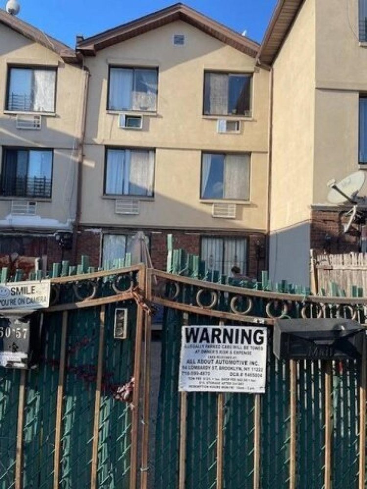 Casa de 6 dormitorios en Maspeth, USA No. 272933