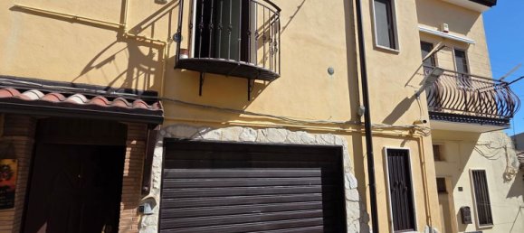 7 rooms Apartment in Rocchetta Sant'Antonio, Italy No. 264940 2