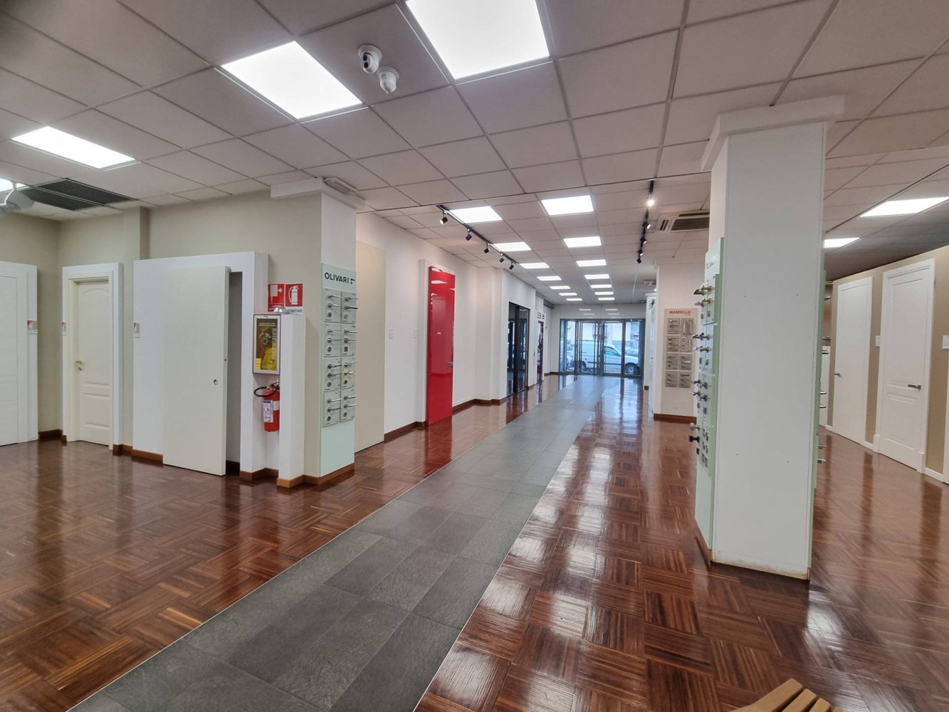 5 rooms Commercial property in Milan, Italy No. 243316