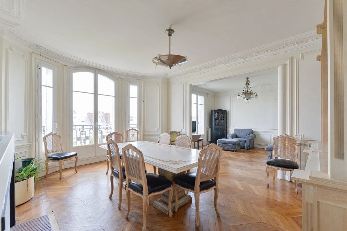 3 bedrooms Apartment in Paris, France No. 169623