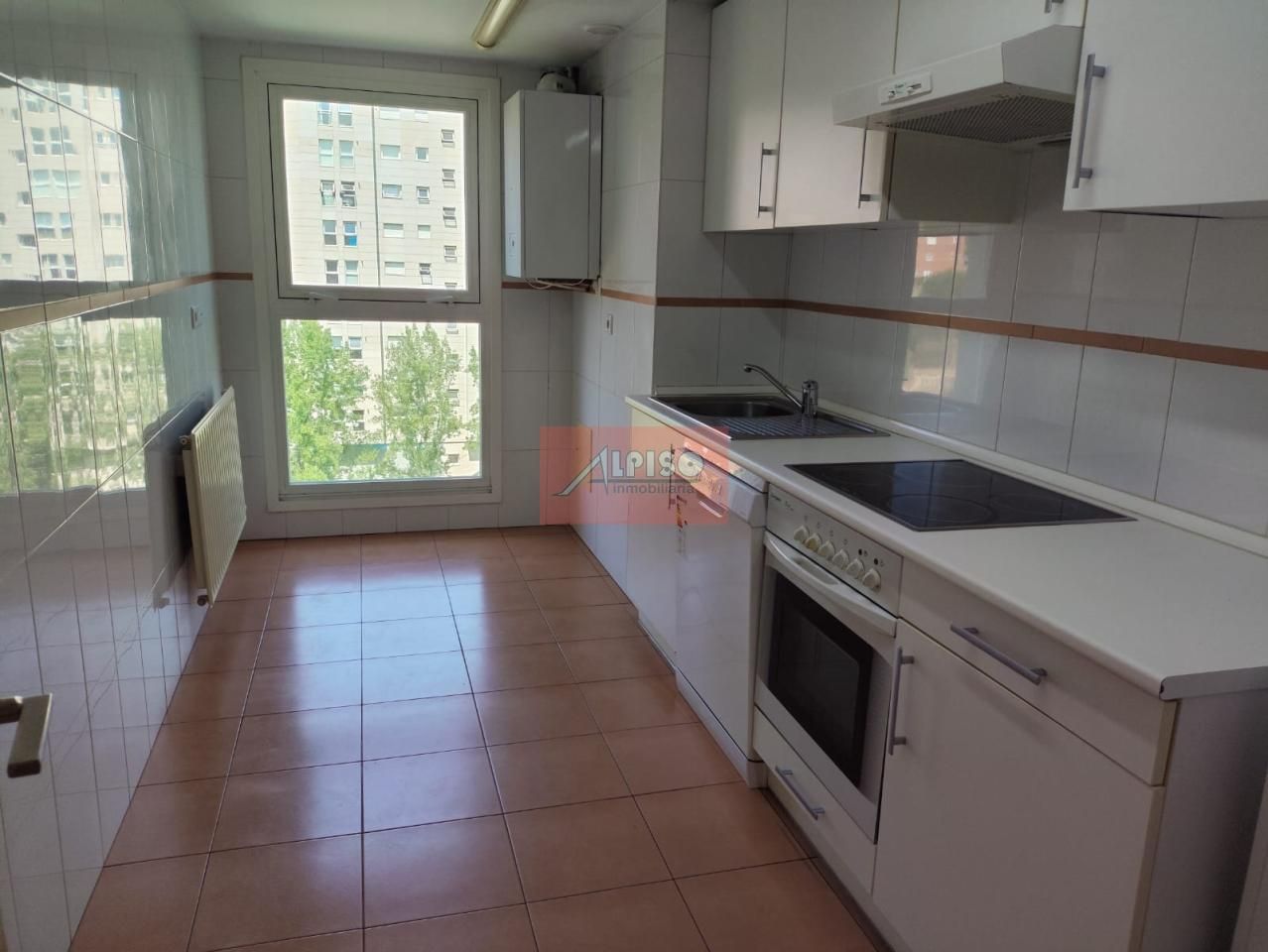 Apartamento de 3 dormitorios en Orense, Spain No. 142193