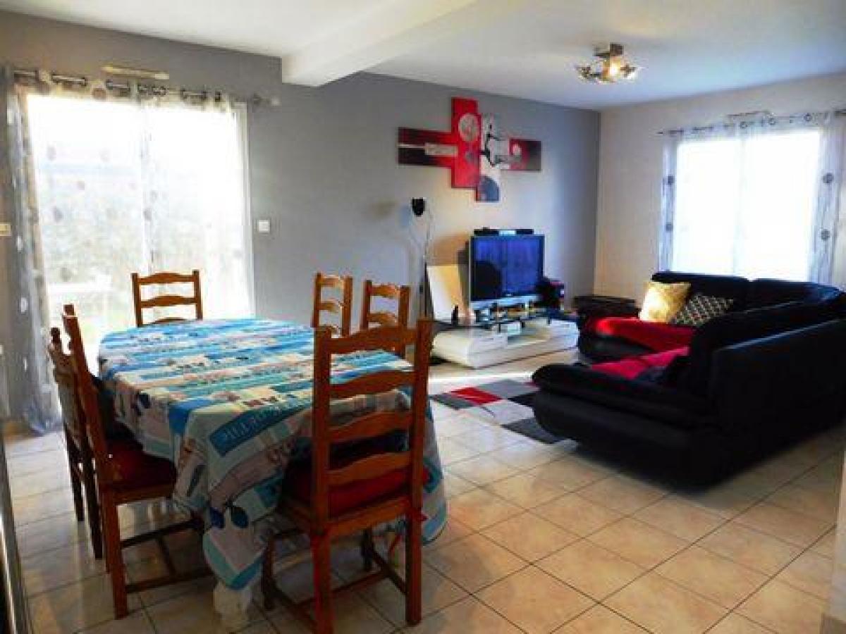 Casa de 3 dormitorios en Bais, France No. 9095