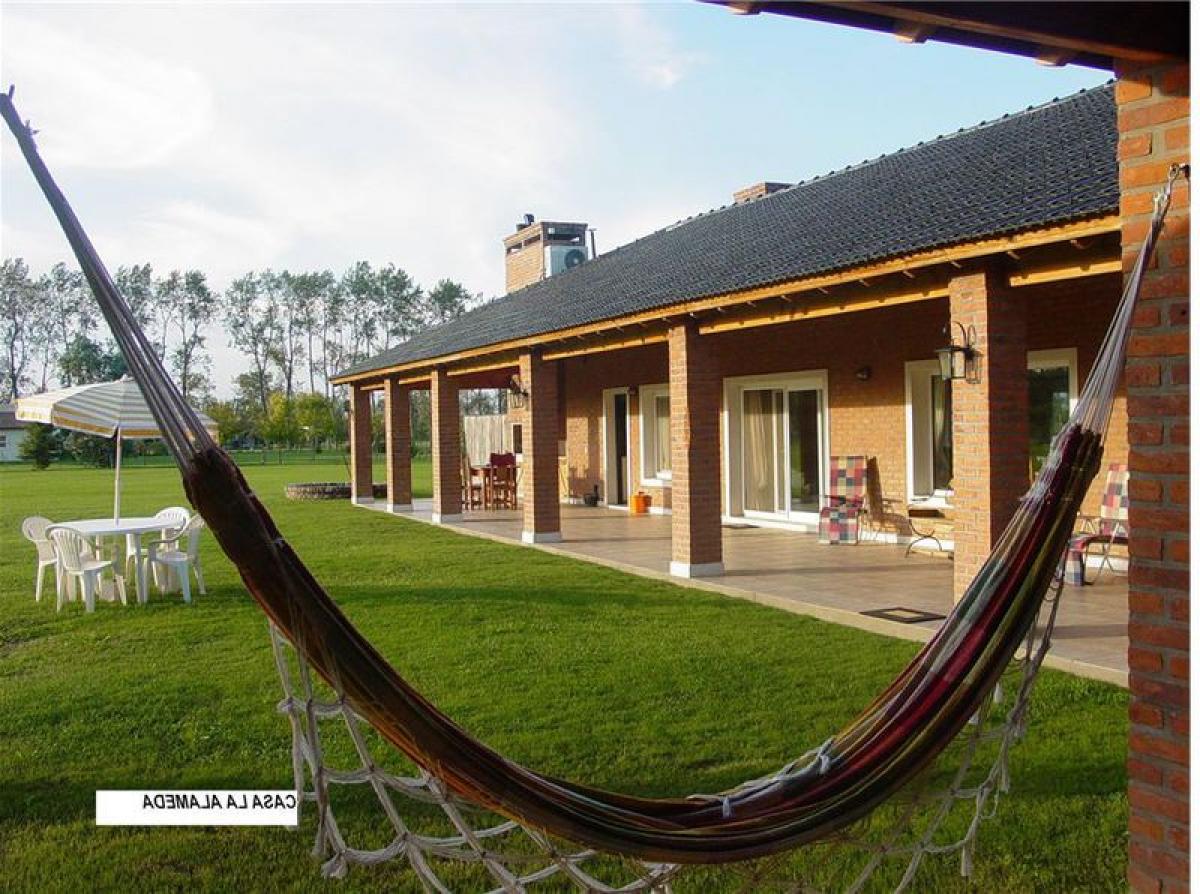 3 bedrooms House in Carmen de Areco, Argentina No. 18760