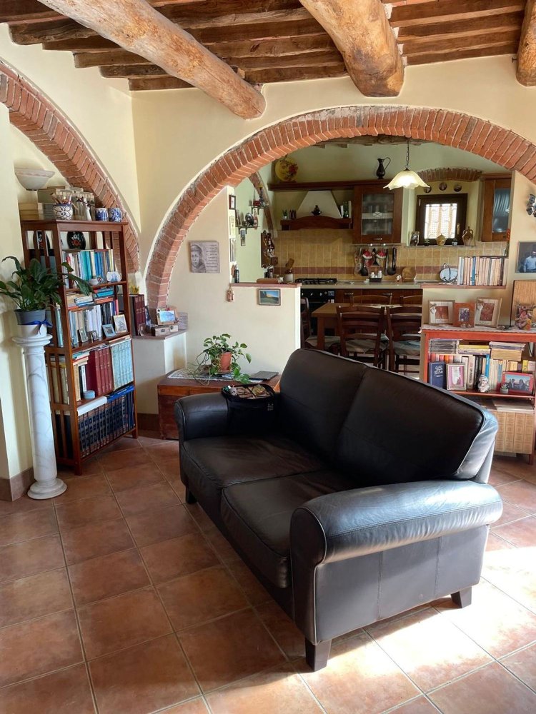 8 rooms House in Carrara, Italy No. 45833